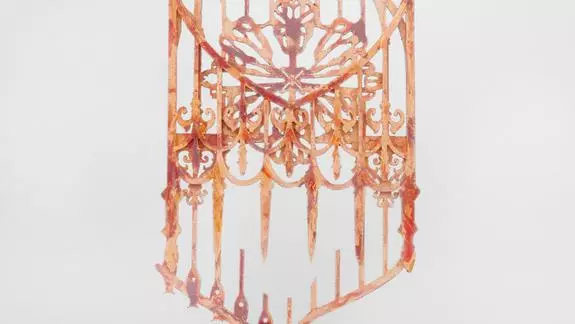Julien Creuzet, Attila cataracte, ta source aux pieds, des pitons verts, finira dans la grande mer, gouffre bleu, nous nous noyâmes, dans les larmes marées, de la lune, Portal, Flame, 2024. Wood, roucou, acrylic paint